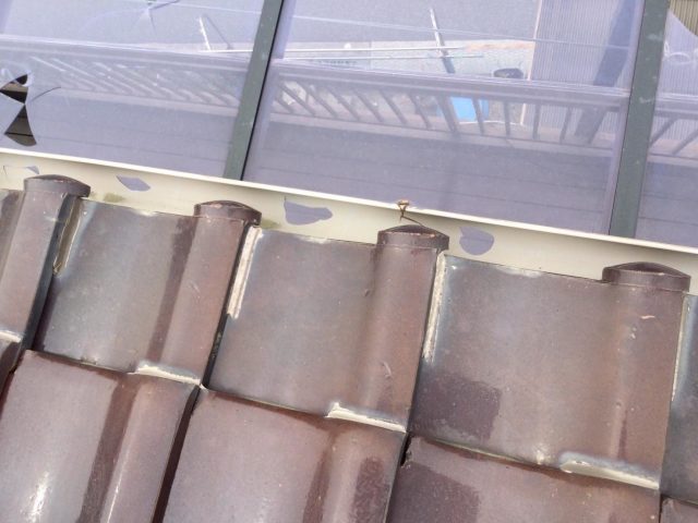 高砂市の降雹で穴が開いた軒樋